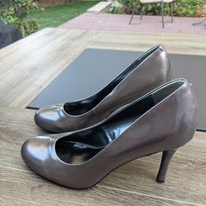 Nine West "ambitious" metallic gold, size 10